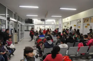 Extranjeros no residentes deberán pagar la atención en hospitales nacionales: qué cambia y cuándo se aplicará