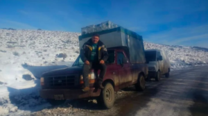 El hombre que nunca deja de llegar: la historia del transportista que une Bariloche con la Línea Sur