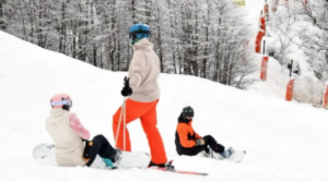 Volvió la nieve a Villa La Angostura y Cerro Bayo se prepara para una competencia internacional