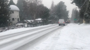 Temporal de nieve en Bariloche: exigen cadenas, suspendieron las clases y hay rutas cortadas
