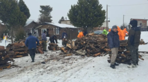 Bariloche refuerza la entrega de leña a familias vulnerables por las nevadas