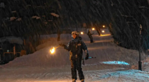 Bariloche vivió una espectacular bajada de antorchas para inaugurar la Fiesta Nacional de la Nieve
