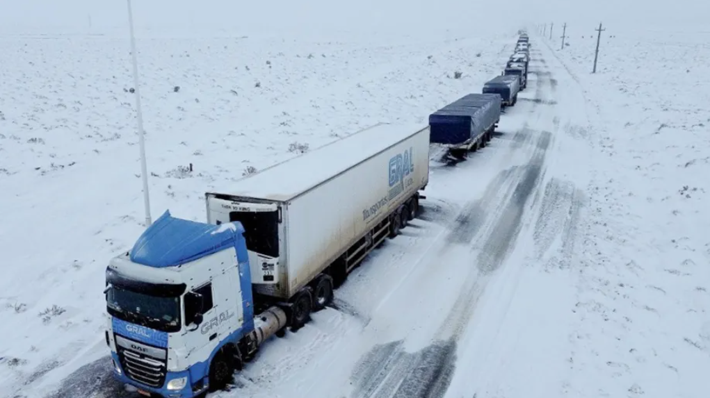 Más de 300 camiones siguen varados en Neuquén y montan un operativo para liberar las rutas