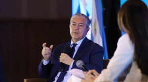 Figueroa cuestionó la gestión del aeropuerto de Neuquén y anticipó una nueva concesión