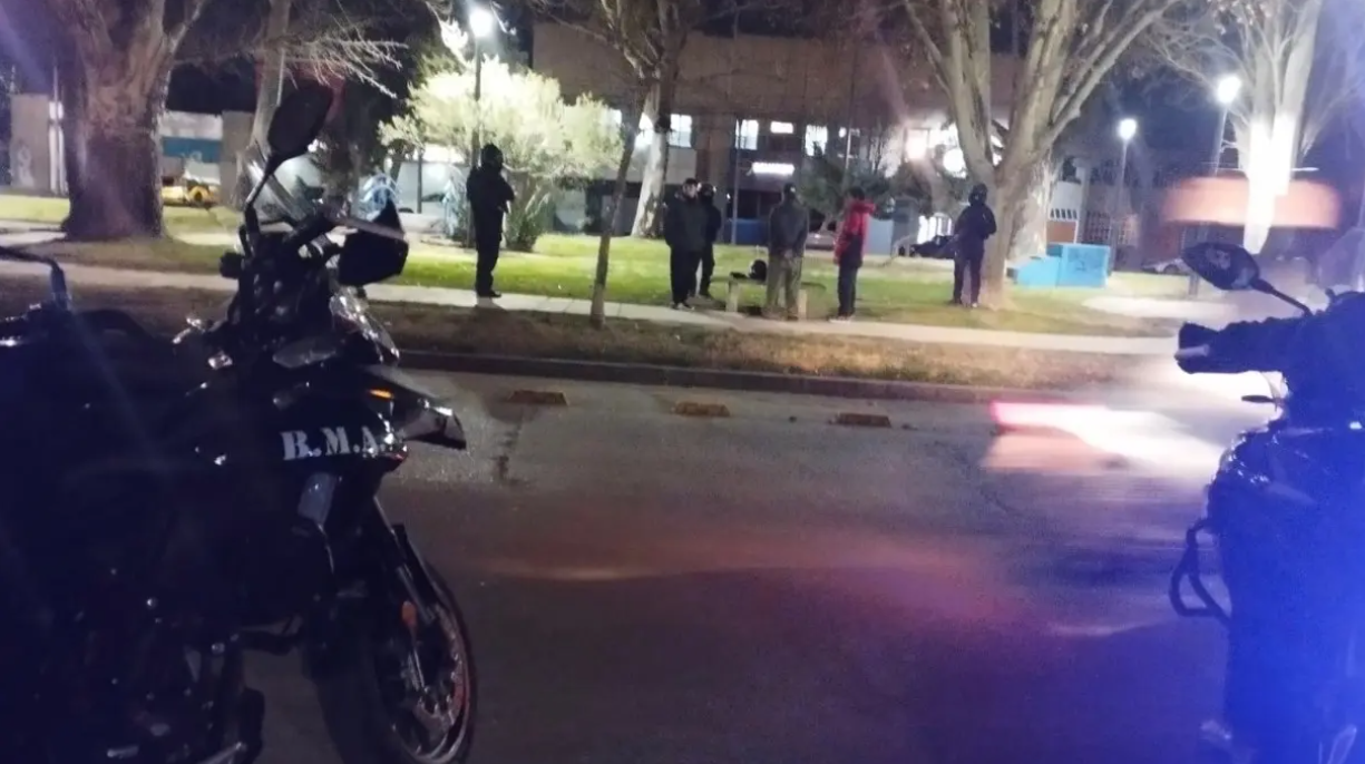 Operativo policial en el Canalito de Roca: controlaron 47 vehículos y motos Operativo policial en el Canalito de Roca: controlaron 47 vehículos y motos