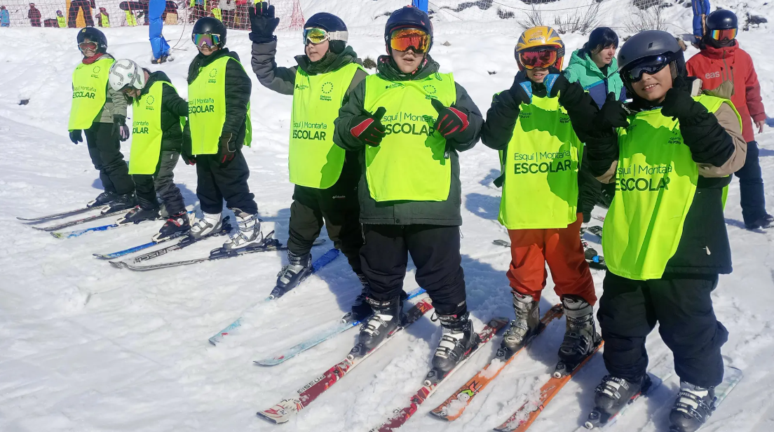 Esquí y montaña: miles de estudiantes de Río Negro participan de actividades en la cordillera