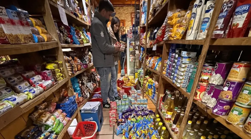 Multaron a un comercio de Villa Traful por exhibir más de 1.500 productos vencidos