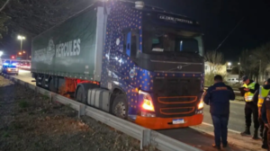 Cruzaron en rojo, chocaron a un ciclista y fueron interceptados por vecinos en Centenario