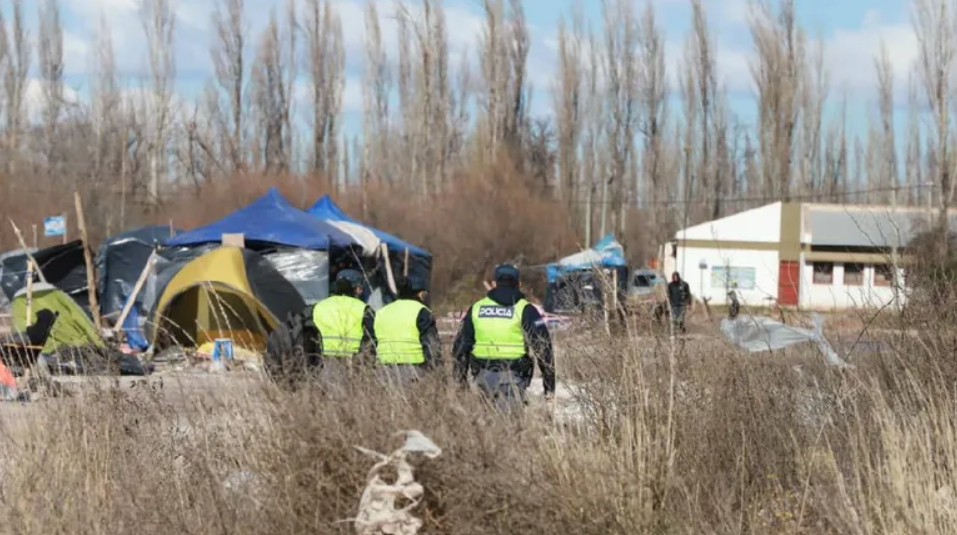 Tres detenidos por la ocupación de un terreno privado en Neuquén