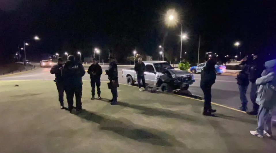 Fuerte choque entre un colectivo y una camioneta en Neuquén: el conductor tenía 2,21 de alcohol Fuerte choque entre un colectivo y una camioneta en Neuquén: el conductor tenía 2,21 de alcohol