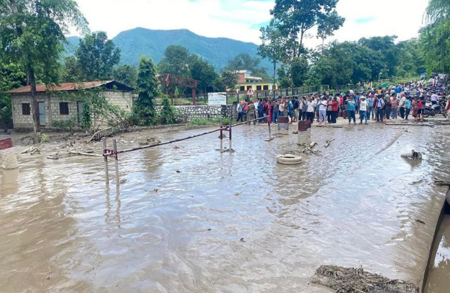 Inundaciones en Nepal: la cifra de muertos supera los 350 y continúan las tareas de rescate