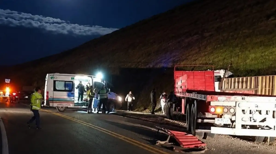 Vuelco en la Ruta 242: un camión chileno cargado de bananas terminó en la banquina 