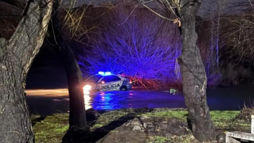 Persecución, un policía herido y un patrullero en el río: dos detenidos en Junín de los Andes