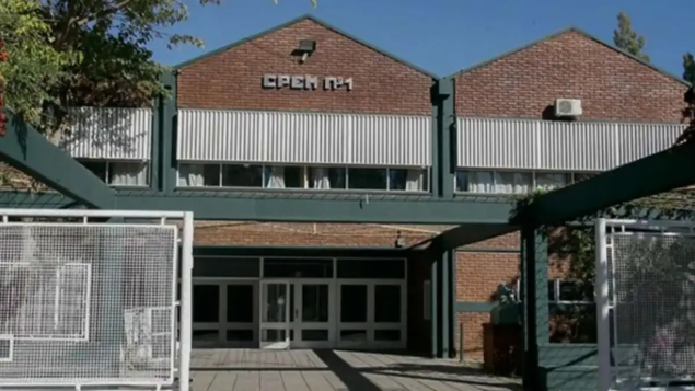 Centenario: una escuela alertó por personas que abordaban a estudiantes y preguntaban por sus horarios