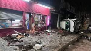 Una camioneta perdió el control e impactó contra un almacén en Mar del Plata: un muerto y cinco heridos