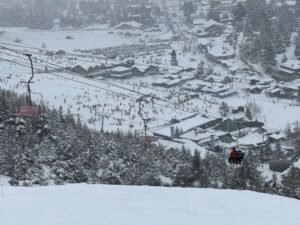 Nieve y frío extremo en Bariloche: las precipitaciones no dan tregua pero la montaña opera a pleno