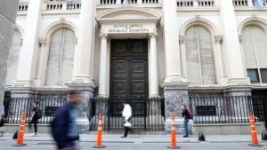 El dólar rompió el techo de .500 y el mercado advierte por el equilibrio entre las tasas de interés y el tipo de cambio