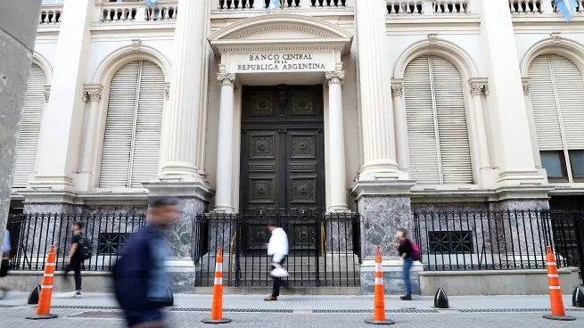 El dólar rompió el techo de .500 y el mercado advierte por el equilibrio entre las tasas de interés y el tipo de cambio