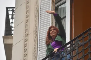 Causa Vialidad: la Justicia ordenó embargar el departamento donde Cristina Kirchner cumple el arresto domiciliario