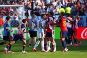 FIFA fue durísima con Argentina: fuerte multa por la bandera de Malvinas y 10 fechas para Paredes
