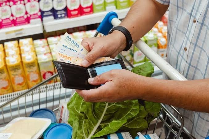 La confianza de los consumidores bajó en agosto: qué dice el nuevo informe