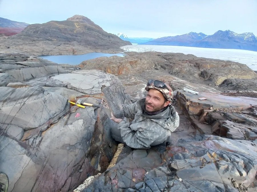 Hallazgo paleontológico: el deshielo de un glaciar en la Patagonia reveló más de 90 esqueletos de reptiles marinos