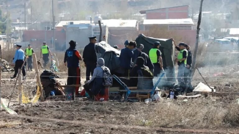 Desalojan un predio privado en Neuquén: el operativo se realizó sin incidentes