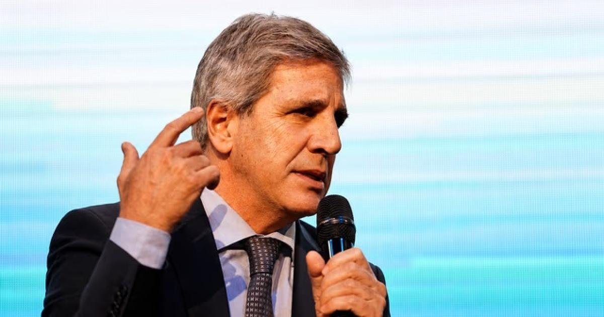 Luis Caputo pidió un aplauso por el superávit fiscal y defendió el rumbo económico del Gobierno Luis Caputo pidió un aplauso por el superávit fiscal y defendió el rumbo económico del Gobierno
