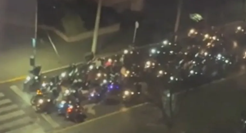 Caravanas de motos vuelven a recorrer de madrugada el centro de Neuquén