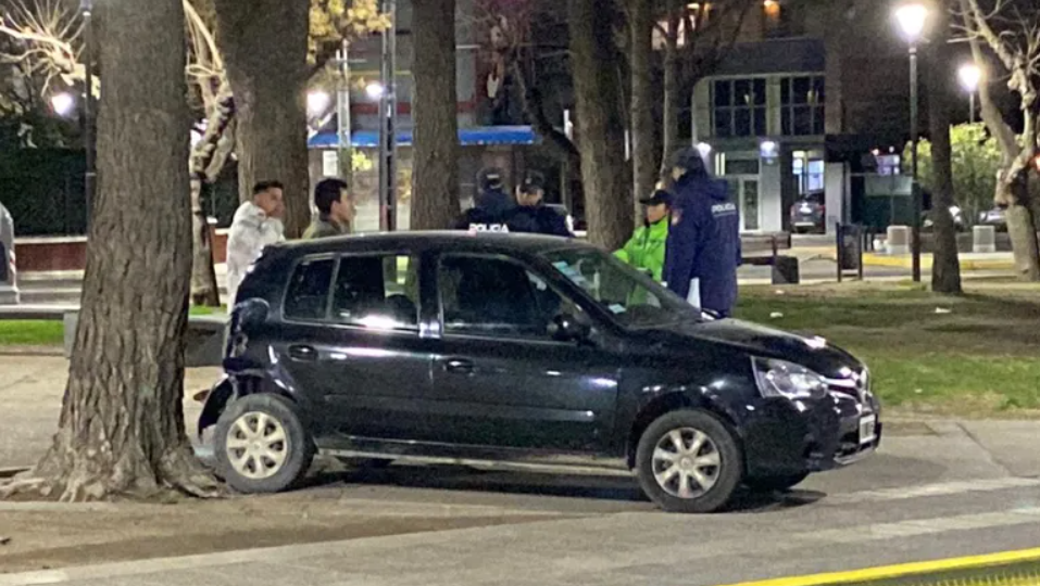 Dos siniestros en Neuquén: un conductor dio 2,3 de alcoholemia y otro vuelco provocó una insólita escena
