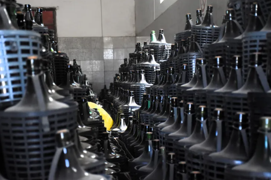 La damajuana resiste: el vino del Alto Valle que volvió a encontrar un lugar en la mesa