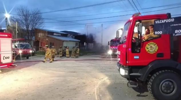 Incendio en Bariloche: dos personas fueron trasladadas tras el fuego que destruyó una vivienda