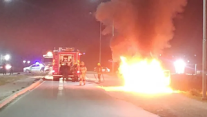 Fuego y caos en el Tercer Puente: una camioneta se incendió y complicó el tránsito 