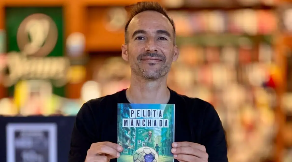 “Pelota Manchada”: una novela que cruza fútbol, corrupción y tecnología llega a la Feria del Libro de Neuquén