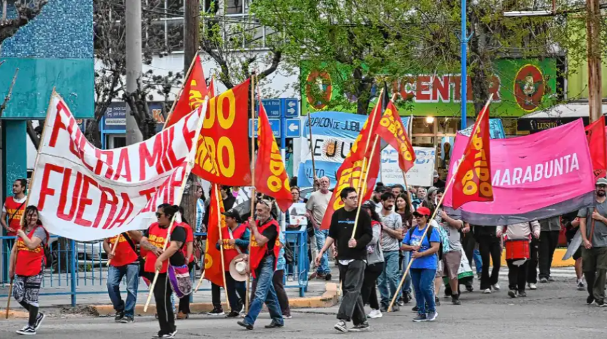 La Marcha de la Bronca se hizo sentir en distintas ciudades de Neuquén y Río Negro