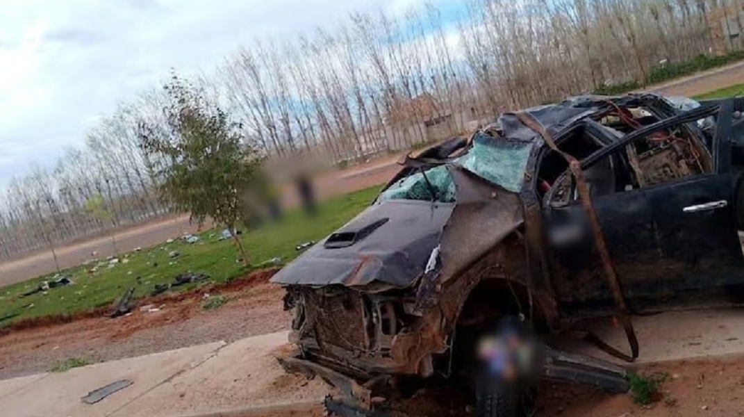 Tragedia en Rincón de los Sauces: dos mujeres murieron tras el vuelco de una camioneta en la Ruta 6 Tragedia en Rincón de los Sauces: dos mujeres murieron tras el vuelco de una camioneta en la Ruta 6