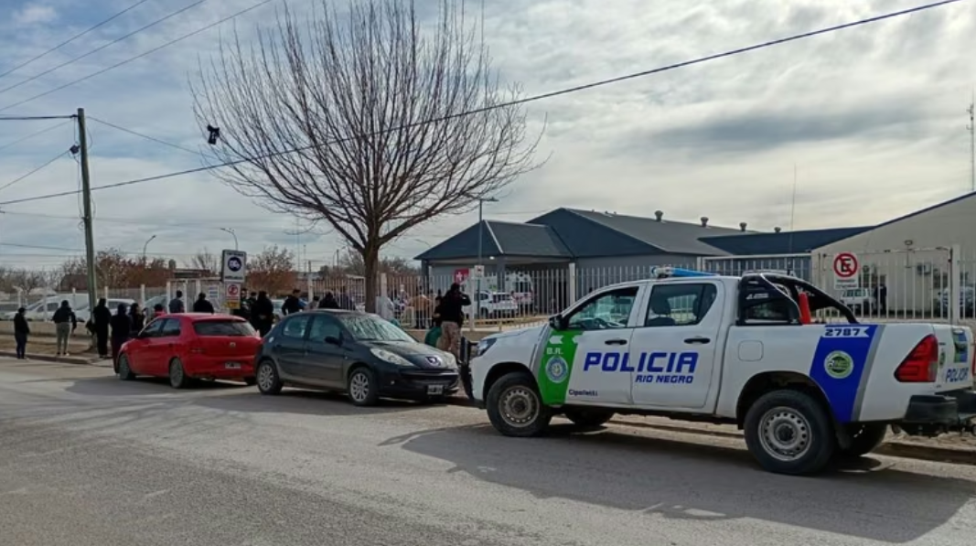 Cipolletti: amenazó con un cuchillo a policías en la guardia del hospital y terminó detenido Cipolletti: amenazó con un cuchillo a policías en la guardia del hospital y terminó detenido