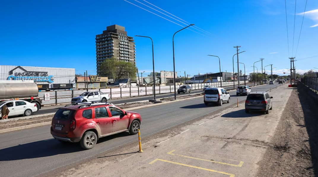 Avenida Mosconi: habilitaron 400 metros y dos cruces para mejorar la circulación en Neuquén Avenida Mosconi: habilitaron 400 metros y dos cruces para mejorar la circulación en Neuquén