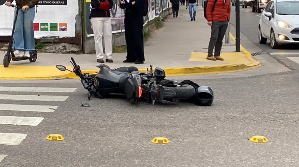 Un motociclista resultó golpeado tras chocar con una camioneta cerca de la UNCo 