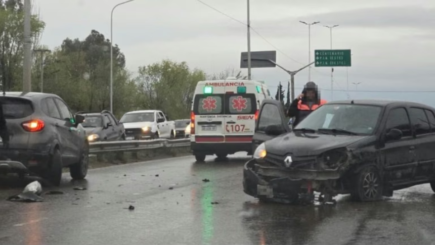 La lluvia complicó la Ruta 7: dos accidentes y largas demoras entre Neuquén y Centenario