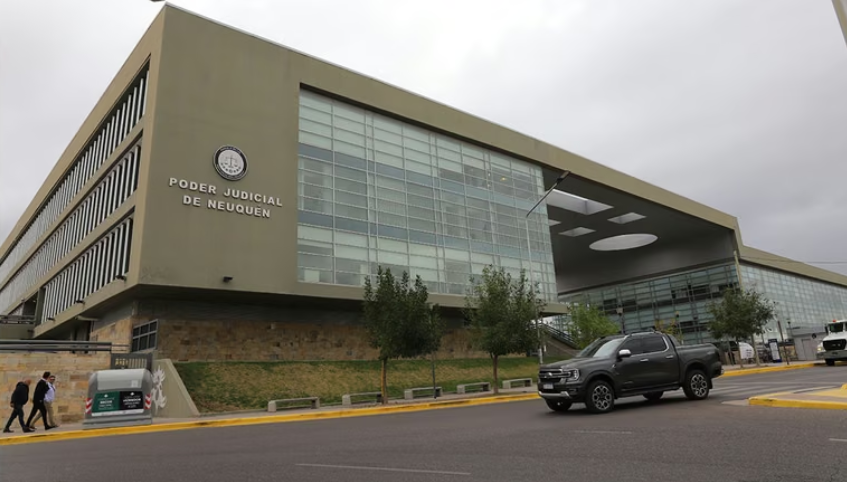 Acusan a una mujer de usurpar una vivienda en Neuquén tras romper la medianera con su vecino