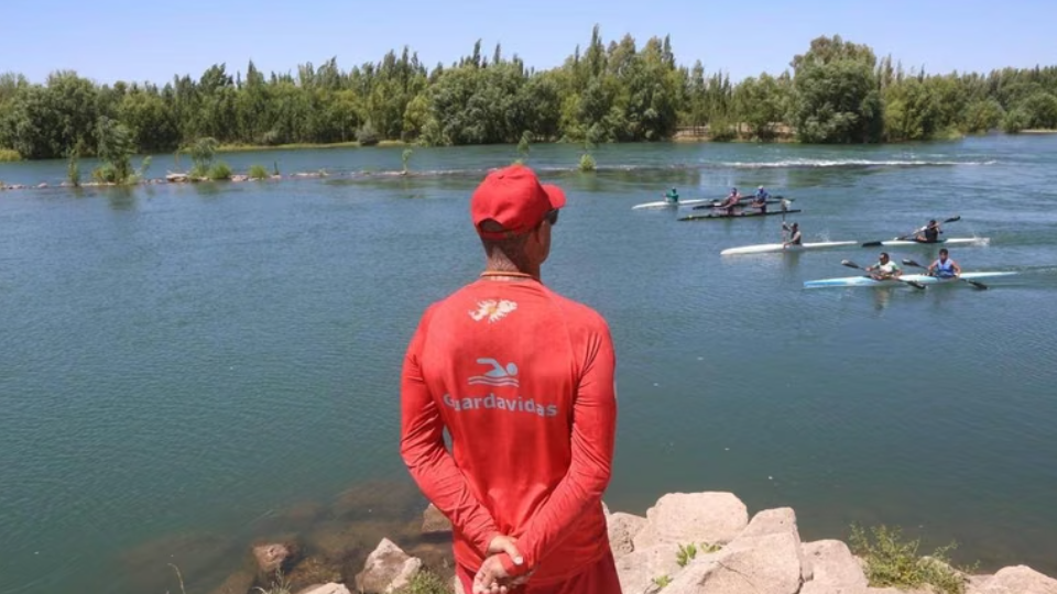 Días de calor en Neuquén: el Municipio pidió no ingresar al Limay ni al Neuquén