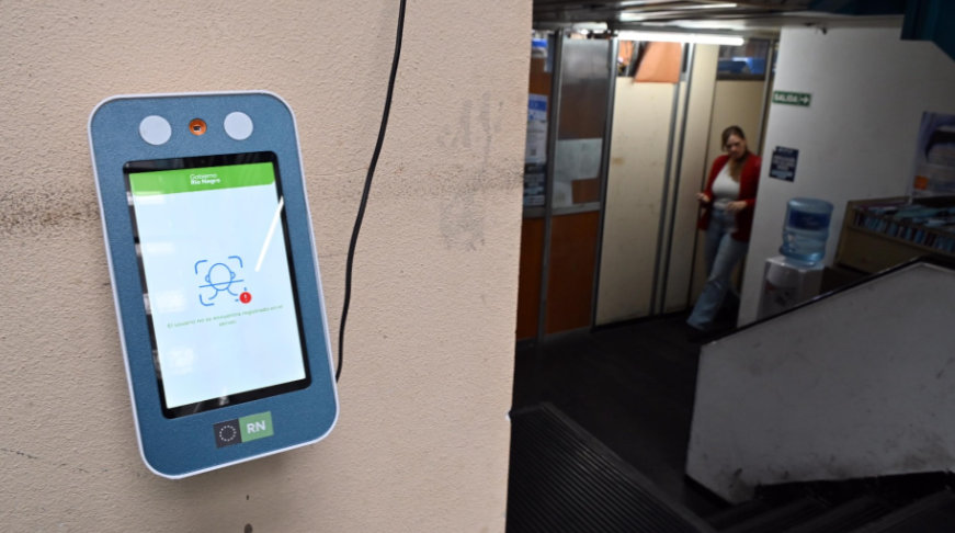 Weretilneck ratificó el control biométrico facial obligatorio para los trabajadores de Salud
