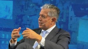 Figueroa viaja a París para participar de la Argentina Week y buscar nuevas inversiones para Vaca Muerta