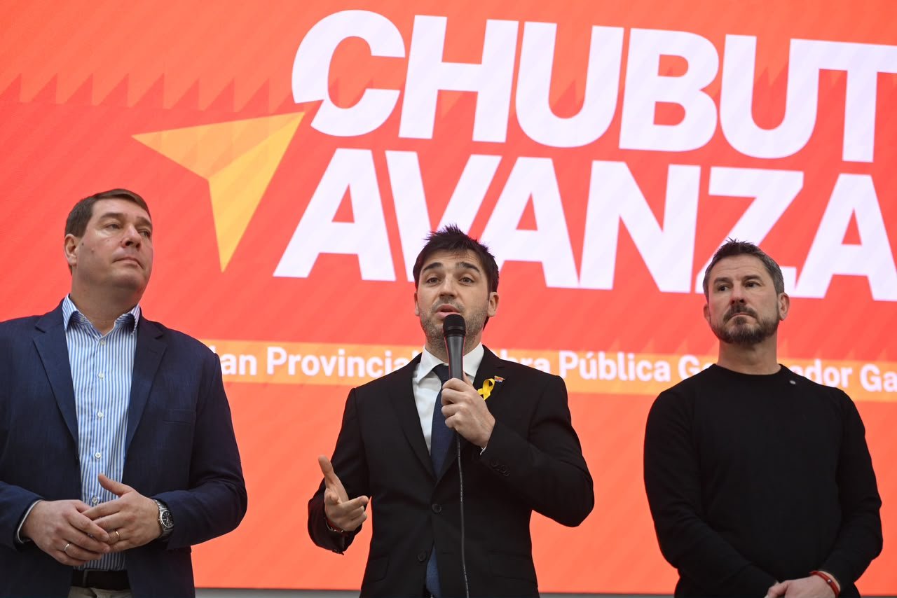 Torres encabezó junto a Merino y Biss la apertura de sobres para la Autovía Rawson-Trelew Torres encabezó junto a Merino y Biss la apertura de sobres para la Autovía Rawson-Trelew
