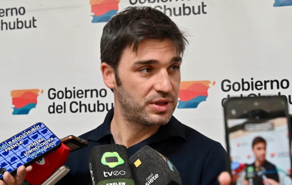 Torres destacó la ley que limita los descuentos sobre salarios y crea un programa de alivio financiero