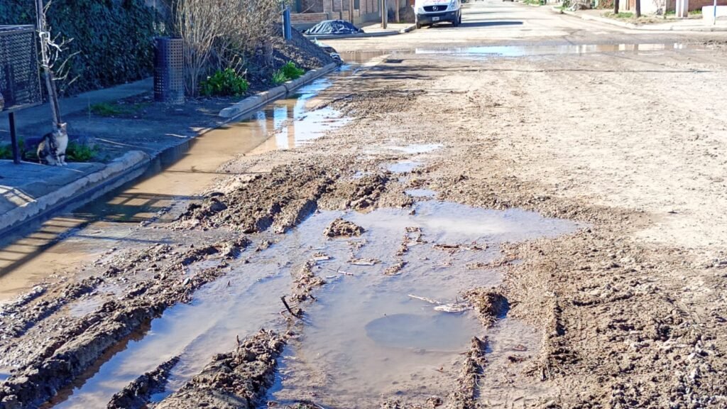 Roca labró 30 actas a ARSA por pérdidas de agua, desbordes cloacales y obras sin señalización