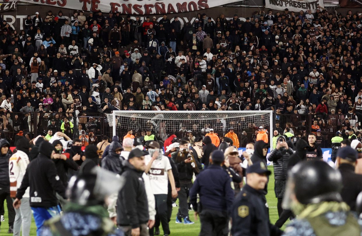 Incidentes en Vicente López: barras de Platense intentaron atacar a hinchas de Fluminense y se enfrentaron con la Policía