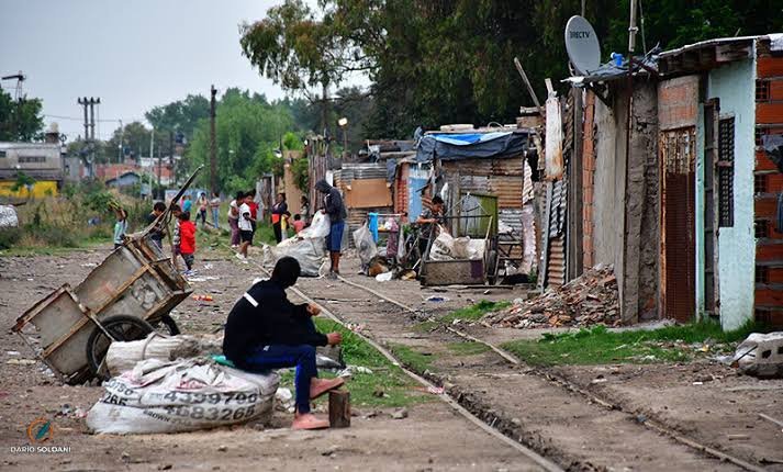 La pobreza habría crecido en el primer semestre y alcanzaría a 15,1 millones de argentinos