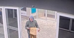 Insólito: quiso hacerle una broma a una amiga, dejó un riñón en una conservadora en Aeroparque y terminó detenido